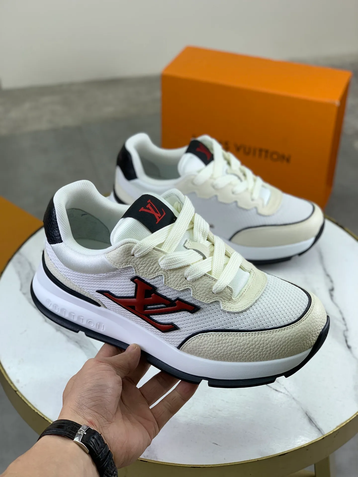 Factory price P700 💶 Top version [LOUIS VUITTON] Couple 🧑‍🤝‍🧑 Craftsman style Counter series (original order) New style 🍀LV Louis Vuitton - top version LV classic high-top trendy shoes! Made of imported original craft calfskin, original breathable lining, and original wear-resistant, lightweight, high-end TPU outsole! High quality products! 4️⃣ colors available, size: female 35-39, male 39-44 (female 40, male 45 46 customized)